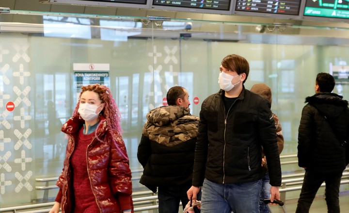 Спасатели встретили в аэропортах Москвы 42 тысячи вернувшихся из-за границы