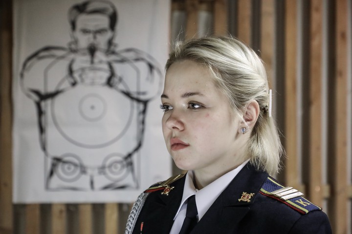 Колледж полиции — это учебное заведение профессионального образования, статус которого дополняется особенностями подготовки курсантов и студентов для работы в подразделениях Главного управления МВД России по г. Москве, адвокатуре, нотариате и гражданской юридической сфере. Колледж ведет свою историю с 1992 года и за время своей работы подготовил свыше двух тысяч молодых специалистов. Выпускники получили дипломы государственного образца / Фото: Павел Волков, «Вечерняя Москва» Колледж полиции — это учебное заведение профессионального образования, статус которого дополняется особенностями подготовки курсантов и студентов для работы в подразделениях Главного управления МВД России по г. Москве, адвокатуре, нотариате и гражданской юридической сфере. Колледж ведет свою историю с 1992 года и за время своей работы подготовил свыше двух тысяч молодых специалистов. Выпускники получили дипломы государственного образца / Фото: Павел Волков, «Вечерняя Москва»