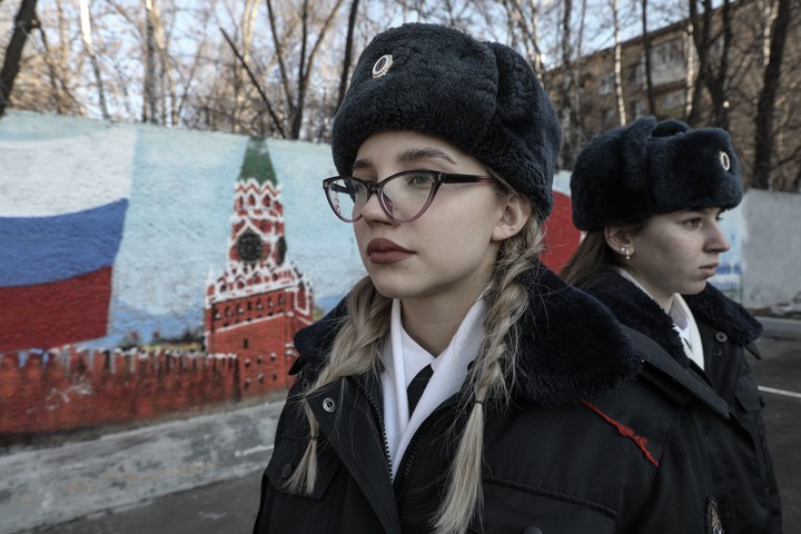 Колледж полиции — это учебное заведение профессионального образования, статус которого дополняется особенностями подготовки курсантов и студентов для работы в подразделениях Главного управления МВД России по г. Москве, адвокатуре, нотариате и гражданской юридической сфере. Колледж ведет свою историю с 1992 года и за время своей работы подготовил свыше двух тысяч молодых специалистов. Выпускники получили дипломы государственного образца / Фото: Павел Волков, «Вечерняя Москва» Колледж полиции — это учебное заведение профессионального образования, статус которого дополняется особенностями подготовки курсантов и студентов для работы в подразделениях Главного управления МВД России по г. Москве, адвокатуре, нотариате и гражданской юридической сфере. Колледж ведет свою историю с 1992 года и за время своей работы подготовил свыше двух тысяч молодых специалистов. Выпускники получили дипломы государственного образца / Фото: Павел Волков, «Вечерняя Москва»
