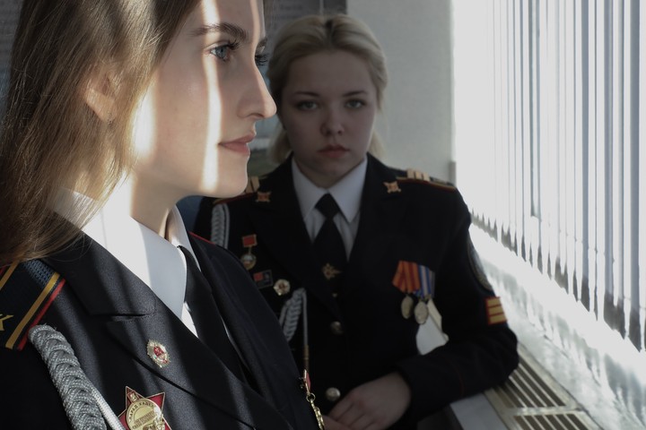 Колледж полиции — это учебное заведение профессионального образования, статус которого дополняется особенностями подготовки курсантов и студентов для работы в подразделениях Главного управления МВД России по г. Москве, адвокатуре, нотариате и гражданской юридической сфере. Колледж ведет свою историю с 1992 года и за время своей работы подготовил свыше двух тысяч молодых специалистов. Выпускники получили дипломы государственного образца / Фото: Павел Волков, «Вечерняя Москва» Колледж полиции — это учебное заведение профессионального образования, статус которого дополняется особенностями подготовки курсантов и студентов для работы в подразделениях Главного управления МВД России по г. Москве, адвокатуре, нотариате и гражданской юридической сфере. Колледж ведет свою историю с 1992 года и за время своей работы подготовил свыше двух тысяч молодых специалистов. Выпускники получили дипломы государственного образца / Фото: Павел Волков, «Вечерняя Москва»