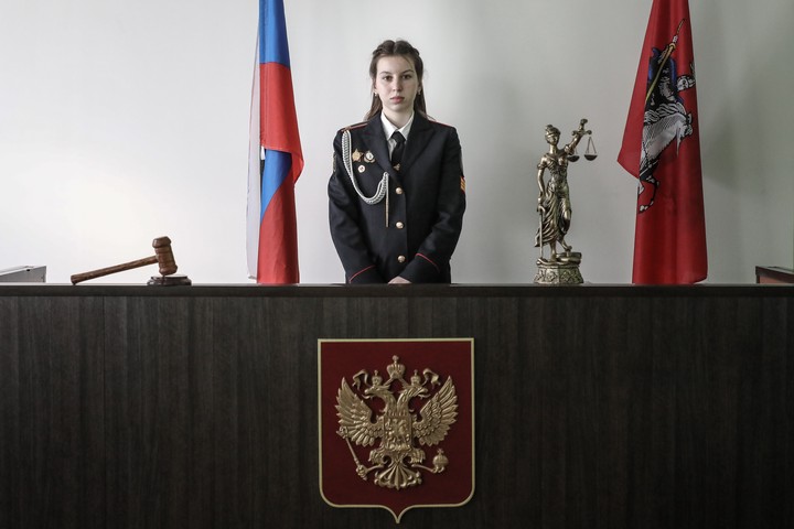 Колледж полиции — это учебное заведение профессионального образования, статус которого дополняется особенностями подготовки курсантов и студентов для работы в подразделениях Главного управления МВД России по г. Москве, адвокатуре, нотариате и гражданской юридической сфере. Колледж ведет свою историю с 1992 года и за время своей работы подготовил свыше двух тысяч молодых специалистов. Выпускники получили дипломы государственного образца / Фото: Павел Волков, «Вечерняя Москва» Колледж полиции — это учебное заведение профессионального образования, статус которого дополняется особенностями подготовки курсантов и студентов для работы в подразделениях Главного управления МВД России по г. Москве, адвокатуре, нотариате и гражданской юридической сфере. Колледж ведет свою историю с 1992 года и за время своей работы подготовил свыше двух тысяч молодых специалистов. Выпускники получили дипломы государственного образца / Фото: Павел Волков, «Вечерняя Москва»