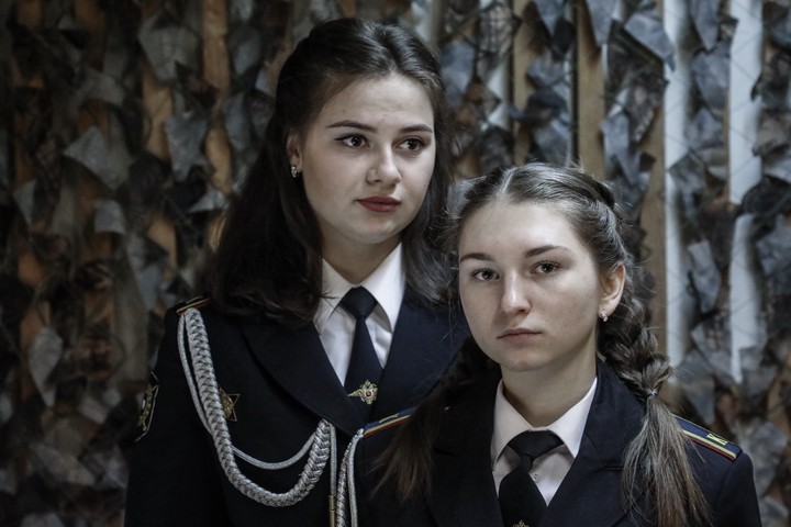 Колледж полиции — это учебное заведение профессионального образования, статус которого дополняется особенностями подготовки курсантов и студентов для работы в подразделениях Главного управления МВД России по г. Москве, адвокатуре, нотариате и гражданской юридической сфере. Колледж ведет свою историю с 1992 года и за время своей работы подготовил свыше двух тысяч молодых специалистов. Выпускники получили дипломы государственного образца / Фото: Павел Волков, «Вечерняя Москва» Колледж полиции — это учебное заведение профессионального образования, статус которого дополняется особенностями подготовки курсантов и студентов для работы в подразделениях Главного управления МВД России по г. Москве, адвокатуре, нотариате и гражданской юридической сфере. Колледж ведет свою историю с 1992 года и за время своей работы подготовил свыше двух тысяч молодых специалистов. Выпускники получили дипломы государственного образца / Фото: Павел Волков, «Вечерняя Москва»