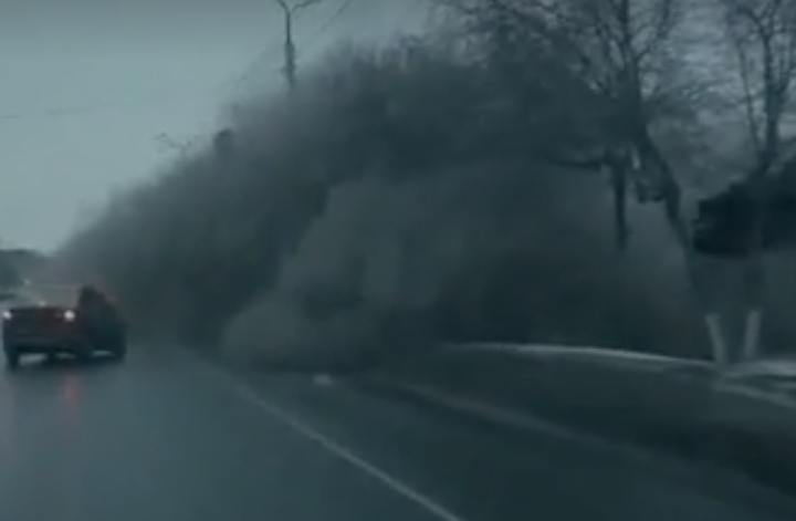 Момент обрушения здания XIX века в центре Омска попал на видео