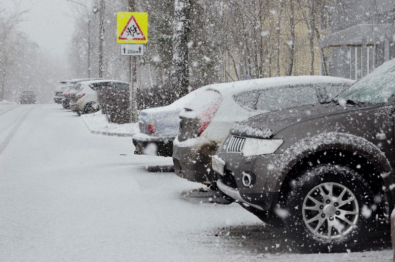 Эксперт объяснил, почему важно быстрее вызволить машину из-под снега