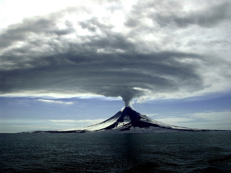 Вулкан Эбеко выбросил огромный столб пепла на Курилах