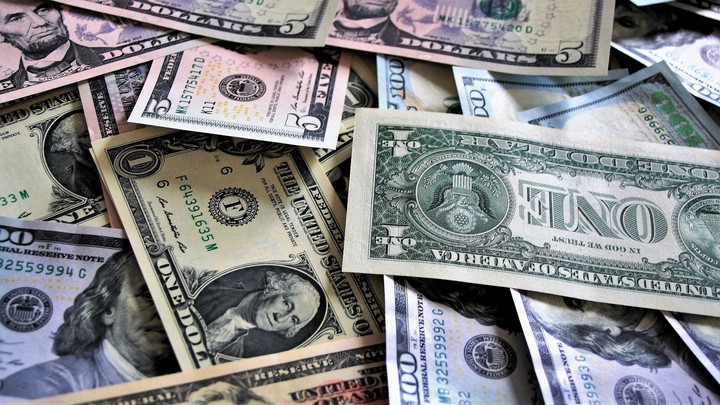 Курс доллара превысил 72 рубля впервые за четыре года