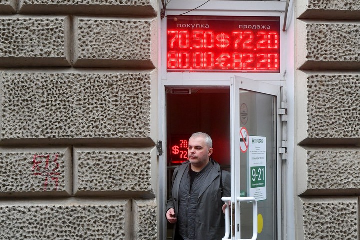 Россиянам рассказали, как заработать при падающем рубле