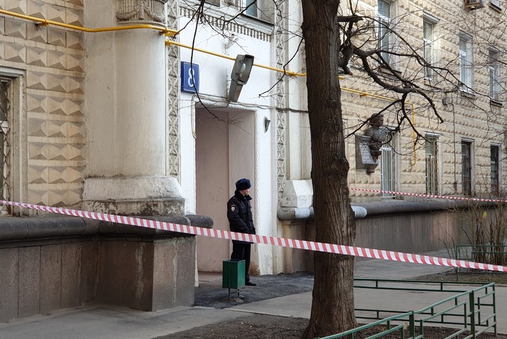 СМИ: Мужчина убил жену и ее родителей на глазах у детей в столице