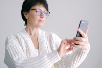 Почти 60 часов онлайн-занятий провели для участников «Московского долголетия»