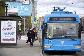 Москвичи смогут прокатиться на расписанном художником троллейбусе