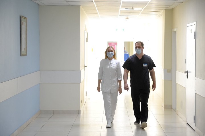 Медики назвали симптомы нового штамма коронавируса у детей