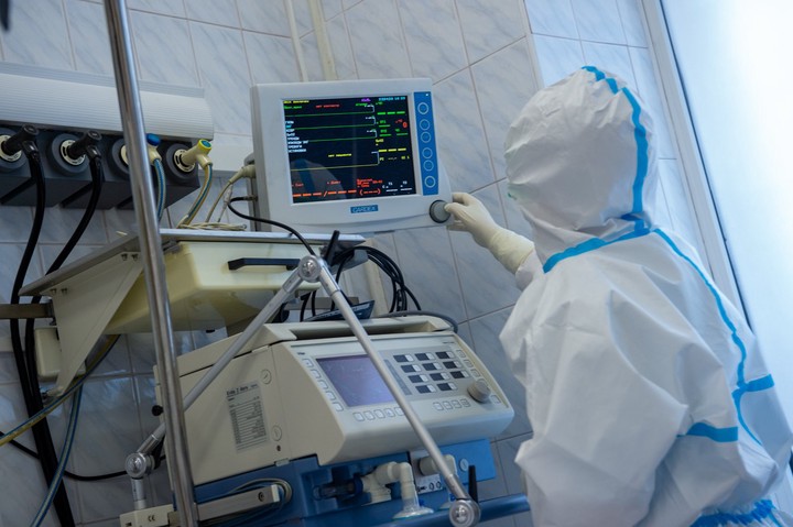 Минздрав разрешил клинические испытания нового препарата для лечения COVID-19