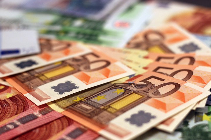 Курс евро поднялся выше 90 рублей впервые с 12 января