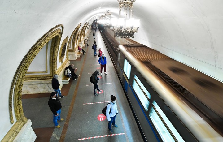 Все станции столичного метро оборудуют санитайзерами