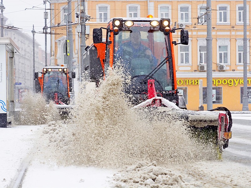 Коммунальщики Москвы приступили к сплошному подметанию дорог из-за снегопада