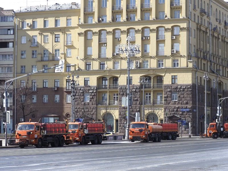 Дороги в Москве промоют после зимы специальным средством