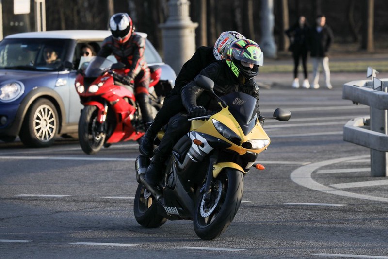 Мотоциклистов и велосипедистов Москвы призвали использовать защитную экипировку
