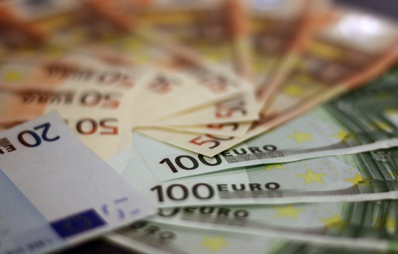 Курс евро поднялся выше 90 рублей впервые с 2016 года