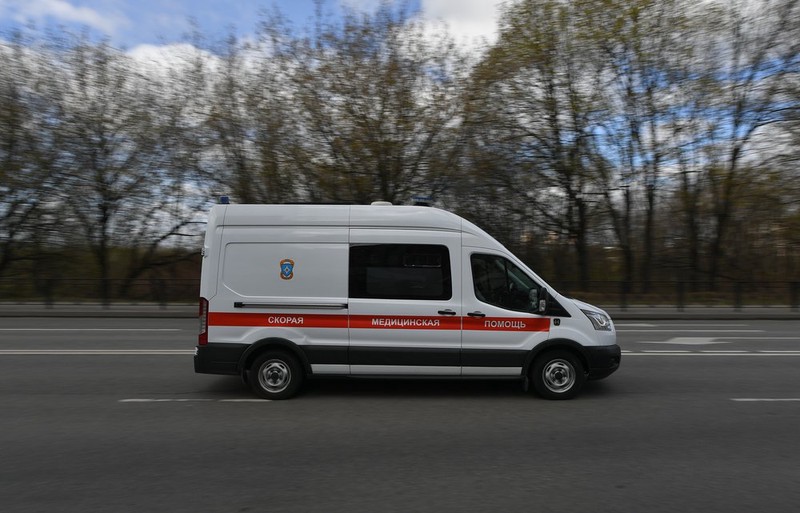 Водитель легковушки погиб при лобовом столкновении с грузовиками в Подмосковье