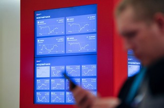 Курс доллара вырос на Мосбирже более чем на 90 копеек