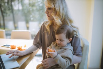 Доплаты безработным родителям в России продлили на сентябрь