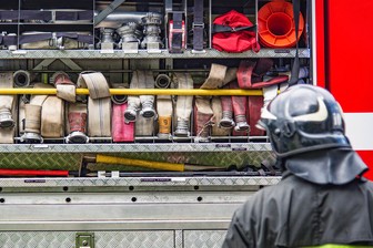 Пожар площадью 700 квадратных метров охватил одноэтажный дом в Подмосковье
