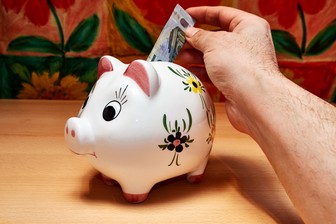 Опрос показал, на что россияне чаще всего откладывают деньги