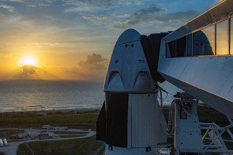 Космический корабль Crew Dragon с четырьмя астронавтами вернулся на Землю