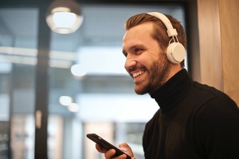 Названа самая жизнеутверждающая песня в период пандемии