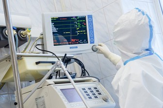 Почти 25 миллиардов рублей направят на выплаты работающим с COVID-19 врачам