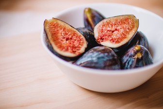 Диетолог рассказала, кому нельзя есть инжир