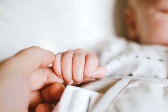 Почти 1,5 миллиона семей в России получают выплаты на детей до трех лет