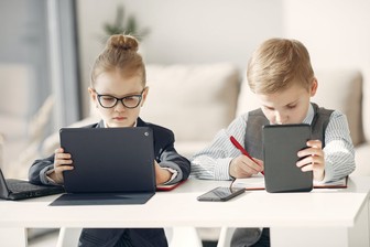 Новый урок на двух языках по творчеству Шарля Перро появился в МЭШ