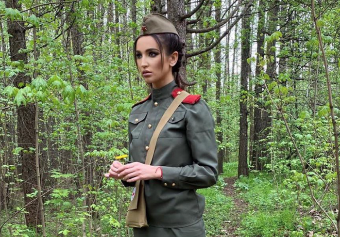 «Святое бы не трогала»: Ольгу Бузову раскритиковали за снимки в военной форме