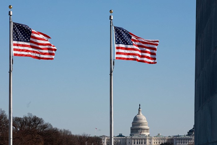 Власти США приостановят выдачу ряда виз и продлят ограничения по грин-карте