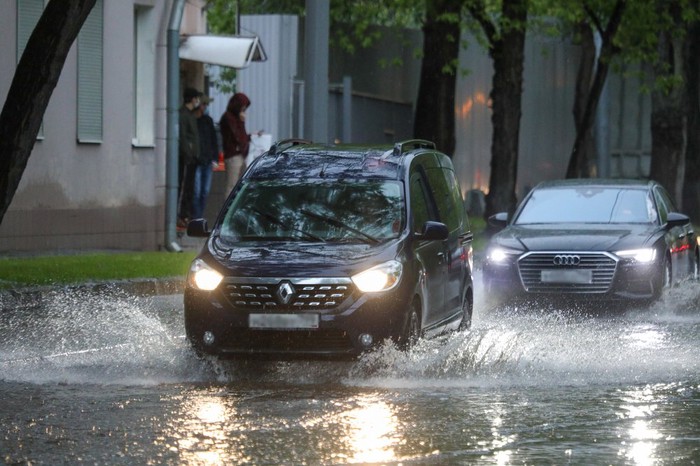 Столичных водителей предупредили о сильном дожде и снеге 21 мая
