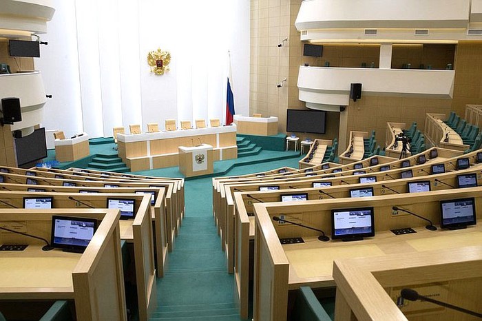 Четыре российских сенатора написали заявления о досрочном сложении полномочий