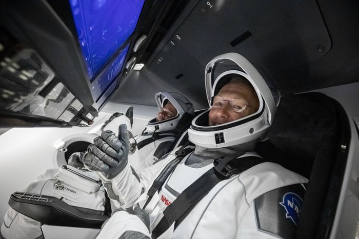 Ракета Falcon-9 с двумя астронавтами на борту стартовала к МКС