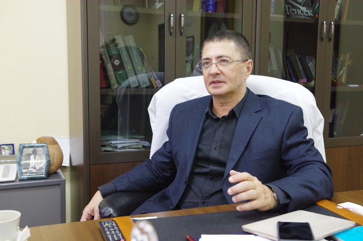 Мясников назвал симптомы, при которых стоит вызвать скорую помощь