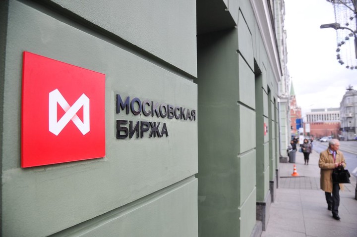 Курс рубля укрепился на открытии торгов Мосбиржи