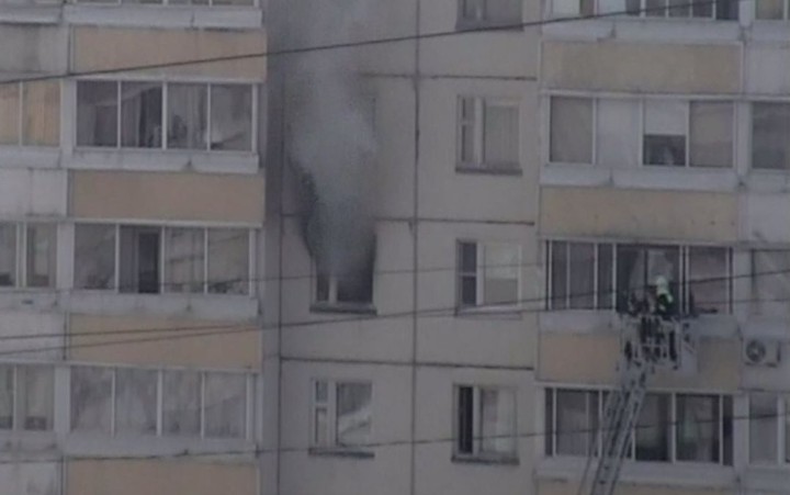 Двоих человек спасли с десятого этажа горящего дома на востоке Москвы