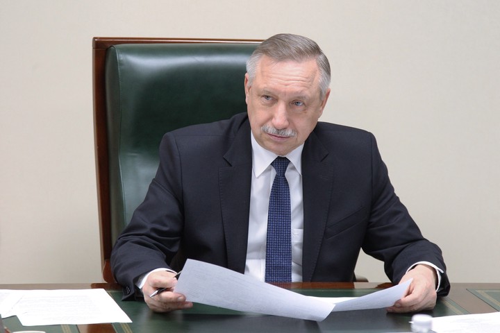 Губернатор Санкт-Петербурга ушел на удаленку после возможного контакта с больным COVID-19
