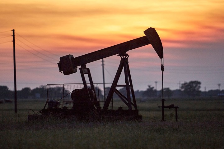 Нефть дорожает на 1 процент на фоне улучшения ситуации с COVID-19