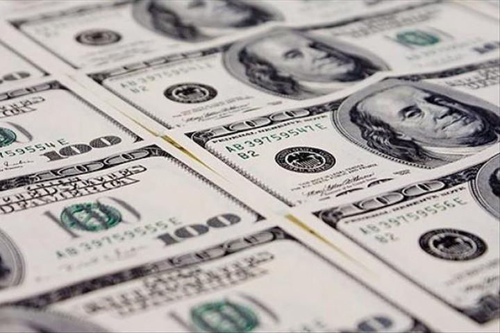 Курсы доллара и евро начали снижаться на Мосбирже