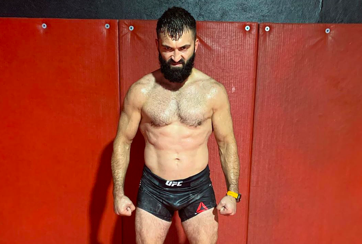 Белорусский боец UFC Орловский одержал победу над бразильцем Линсом