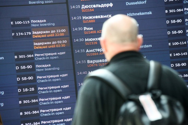 Песков объяснил, как будет происходить открытие границ