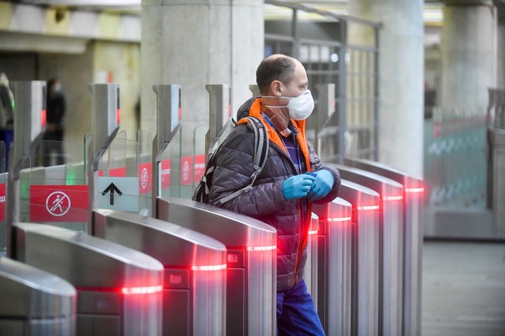 Количество купленных масок в метро Москвы снизилось более чем в три раза