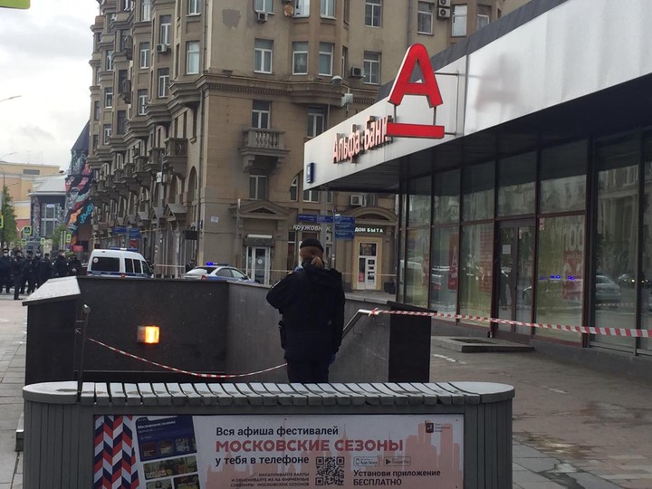 Движение транспорта восстановили рядом со столичным банком, где захватили заложника