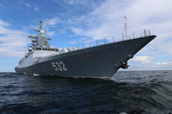 Главный военно-морской парад начался в акватории Кронштадта
