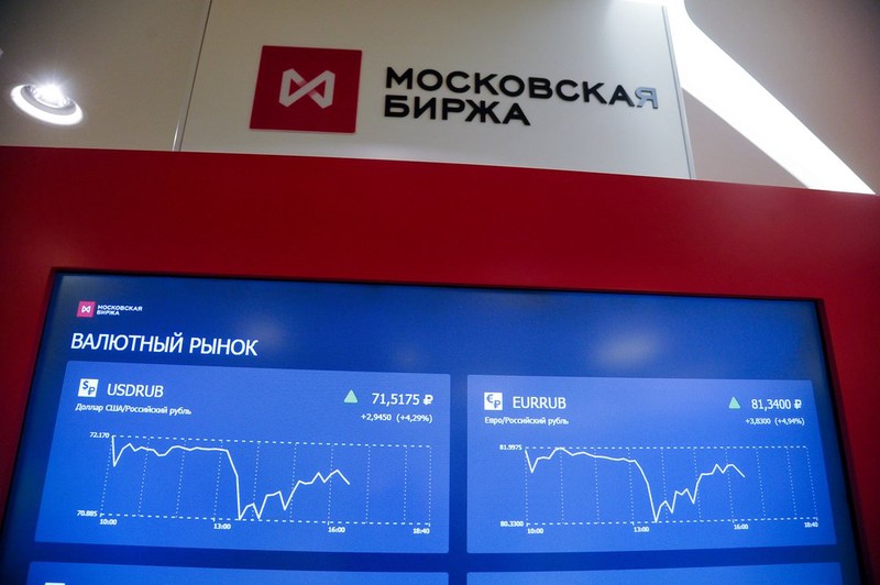 Курс евро превысил 93 рубля на Мосбирже впервые с 30 сентября